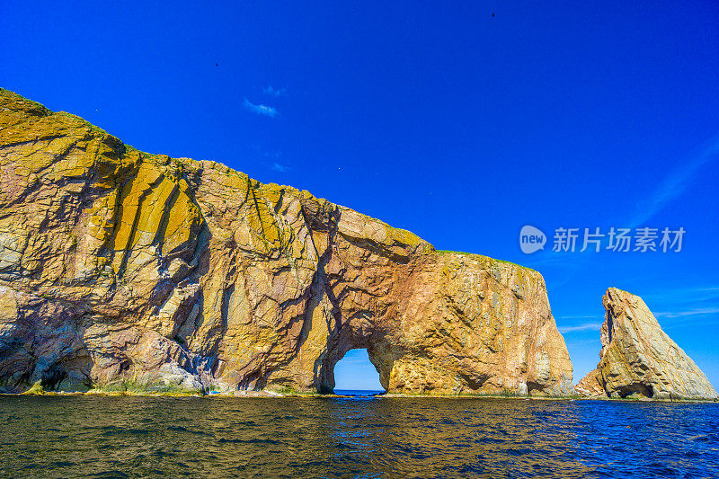 看看著名的Rocher Percé (Perce Rock)， Gaspé半岛的一部分，在加拿大的Québec省。